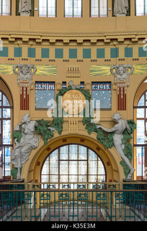 Prag. Der Tschechischen Republik. Interieur im Jugendstil der Prager Hauptbahnhof Praha Hlavní nádraží, entworfen von tschechischen Architekten Josef Fanta 1901-1909. Stockfoto