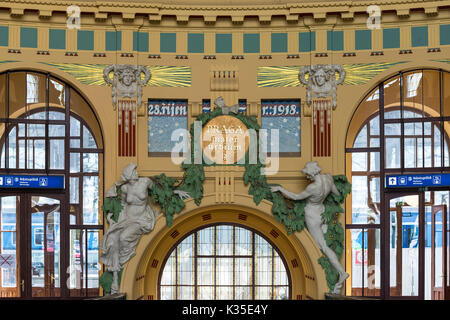 Prag. Der Tschechischen Republik. Interieur im Jugendstil der Prager Hauptbahnhof Praha Hlavní nádraží, entworfen von tschechischen Architekten Josef Fanta 1901-1909. Stockfoto