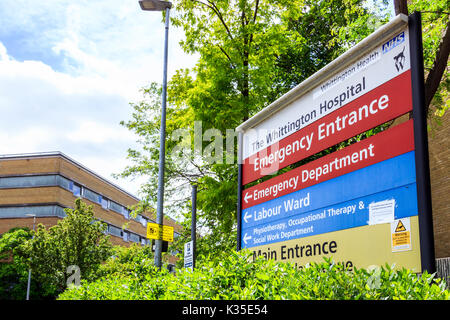 Hinweisschild zeigt die Not-Eingang des Whittington Krankenhaus, Torbogen, nördlich von London, Großbritannien Stockfoto