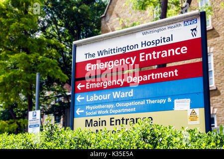 Hinweisschild zeigt die Not-Eingang des Whittington Krankenhaus, Torbogen, nördlich von London, Großbritannien Stockfoto