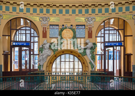 Prag. Der Tschechischen Republik. Interieur im Jugendstil der Prager Hauptbahnhof Praha Hlavní nádraží, entworfen von tschechischen Architekten Josef Fanta 1901-1909. Stockfoto