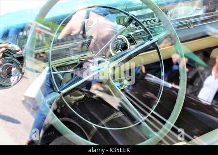 Ein Bild von einem klassischen Armaturenbrett-Hameln/Deutschland - 08/20/2017 - durch die geschlossenen Fenster fotografiert. Stockfoto