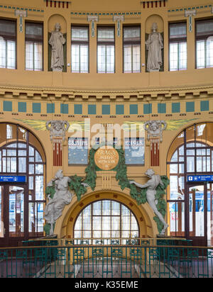 Prag. Der Tschechischen Republik. Interieur im Jugendstil der Prager Hauptbahnhof Praha Hlavní nádraží, entworfen von tschechischen Architekten Josef Fanta 1901-1909. Stockfoto