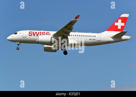 Swiss Global Air Lines Bombardier CS100 HB-jbh Landung in London Heathrow Flughafen, Großbritannien Stockfoto