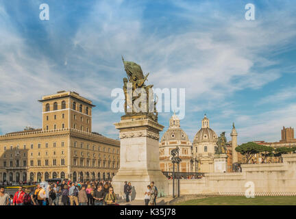 Blick von der Piazza Venezia mit Altare della Patria, Monumento Vittorio Emmanuele II, der Trajan Spalte, die Kirchen Santa Maria di Loreto und santissim Stockfoto