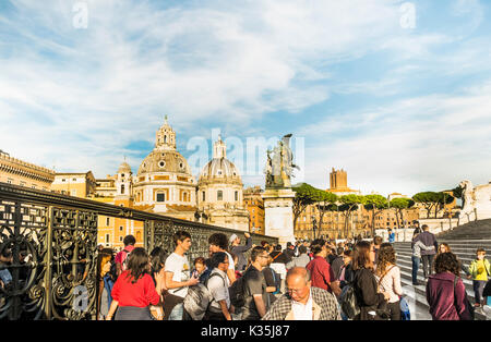 Touristen Eingabe monumento Nazionale a Vittorio Emanuele II, Santa Maria di Loreto und santissimo Nome di Maria Al Foro Traiano Kirchen in der Rückseite Stockfoto