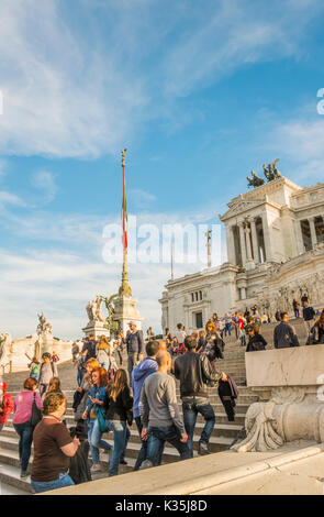 Touristen auf der Treppe von monumento Nazionale a Vittorio Emanuele II. Stockfoto