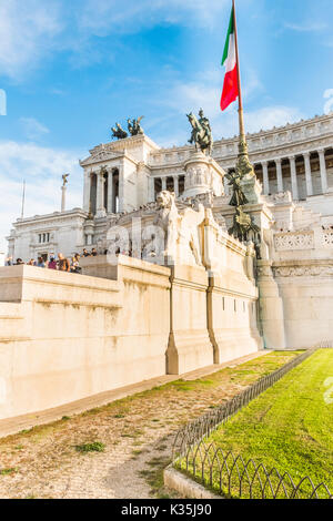 Touristen auf der Treppe von monumento Nazionale a Vittorio Emanuele II. Stockfoto