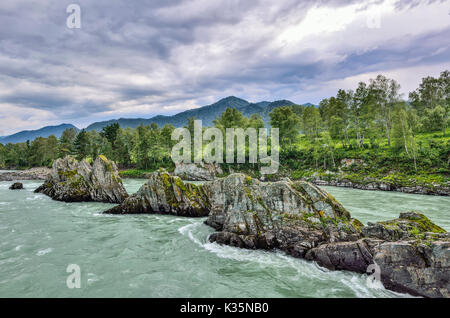 Malerische Sommer Landschaft von schnellen mountain river mit felsigen Inseln in Form von Pyramiden, da die Kante von einem Drachen, Altai Gebirge, Russland Stockfoto