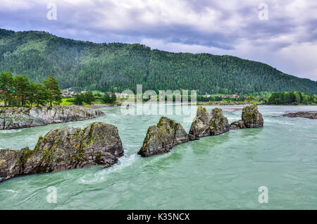 Malerische Sommer Landschaft von schnellen mountain river mit felsigen Inseln in Form von Pyramiden, da die Kante von einem Drachen, Altai Gebirge, Russland Stockfoto