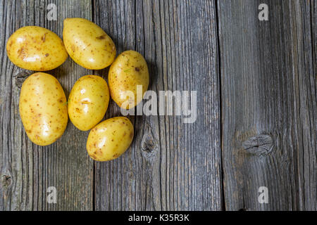 Reihe von Kartoffeln auf hölzernen Hintergrund Shooting hautnah Stockfoto