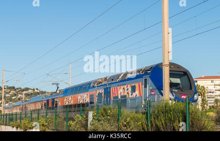 Eine schnelle Regionalbahn in Cote d'Azur, Frankreich Stockfoto