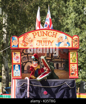 Ein traditionelles Kasperletheater von David Wilde in einem englischen Park im Sommer in Brentwood, Essex mit dem Mr Punch, Krokodil und Würstchen + Stockfoto