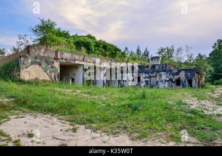 CZARKOW, Polen - 22. JULI 2017: Der abgerissenen Gebäude einer alten Raketenbasis in Czarkow, Polen. Stockfoto