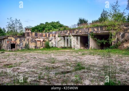 CZARKOW, Polen - 22. JULI 2017: Der abgerissenen Gebäude einer alten Raketenbasis in Czarkow, Polen. Stockfoto