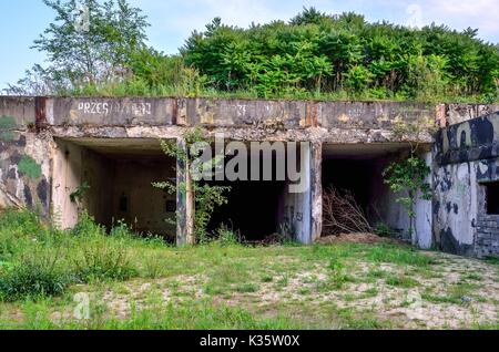 CZARKOW, Polen - 22. JULI 2017: Der abgerissenen Gebäude einer alten Raketenbasis in Czarkow, Polen. Stockfoto