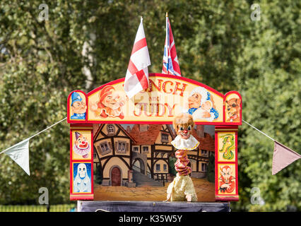 Ein traditionelles Kasperletheater von David Wilde in einem englischen Park im Sommer in Brentwood, Essex mit Judy Marionette Stockfoto