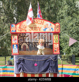 Ein traditionelles Kasperletheater von David Wilde in einem englischen Park im Sommer in Brentwood, Essex mit Judy Marionette Stockfoto