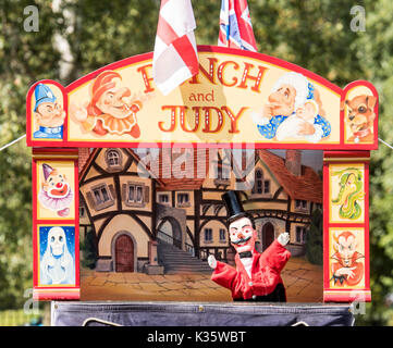 Ein traditionelles Kasperletheater von David Wilde in einem englischen Park im Sommer in Brentwood, Essex mit dem Mr Punch Marionette Stockfoto