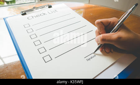 Nahaufnahme der Hand halten Stift für die Unterschrift auf dem Vertrag Dokument in Business Konzept Stockfoto