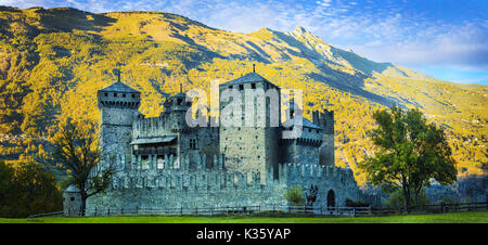 Beeindruckende Fenis castle über Sonnenuntergang, Valle d'Aosta, Italien. Stockfoto