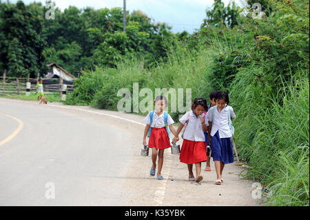 Die burmesische Migrantenkinder zu Fuß von der Schule nach Hause in der Nähe der Müllhalde Standort in der Umgebung von Mae Sot, Thailand. Stockfoto