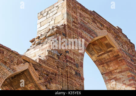 Delhi, Indien. Qutb Komplex, eine Reihe von Denkmälern und Gebäuden. Stockfoto