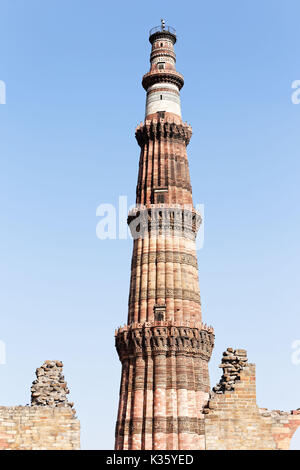 Delhi, Indien. Aus rotem Sandstein und Marmor, Qutb Minar ist ein 73-Meter (240 Fuß) hoch sich verjüngenden Turm von fünf Geschichten. Stockfoto