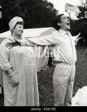 CARRY ON CAMPING HATTIE JACQUES, Kenneth Williams Datum: 1969 Stockfoto