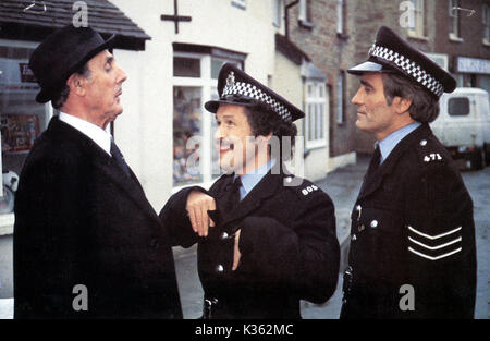 Jungs in blau Eric Sykes, BOBBY BALL, TOMMY KANONE Datum: 1982 Stockfoto