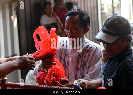 Bekasi, Indonesien. 15. Oktober, 2013. Die Qurbanic Fleisch wird angezeigt, um die Nachbarn zu verteilen, die von der Moschee Ausschuß während Idul Adha. Credit: kuncoro Widyo Rumpoko/Pacific Press/Alamy leben Nachrichten Stockfoto