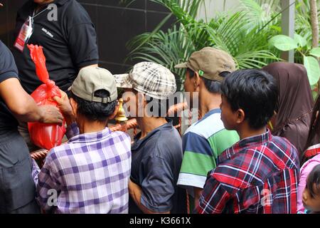 Bekasi, Indonesien. 15. Oktober, 2013. Die Qurbanic Fleisch wird angezeigt, um die Nachbarn zu verteilen, die von der Moschee Ausschuß während Idul Adha. Credit: kuncoro Widyo Rumpoko/Pacific Press/Alamy leben Nachrichten Stockfoto