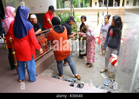 Bekasi, Indonesien. 15. Oktober, 2013. Die Qurbanic Fleisch wird angezeigt, um die Nachbarn zu verteilen, die von der Moschee Ausschuß während Idul Adha. Credit: kuncoro Widyo Rumpoko/Pacific Press/Alamy leben Nachrichten Stockfoto