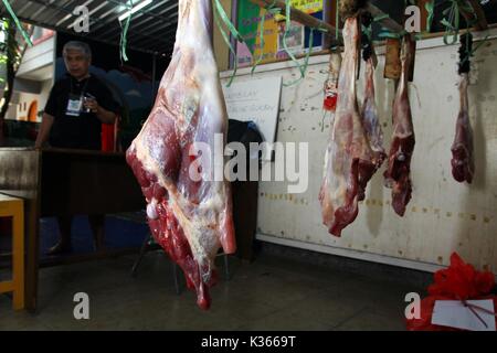 Bekasi, Indonesien. 15. Oktober, 2013. Das Fleisch der Qurban ist bereit, zu den Nachbarn verteilt zu werden, die von der Moschee Ausschuß während Idul Adha. Credit: kuncoro Widyo Rumpoko/Pacific Press/Alamy leben Nachrichten Stockfoto