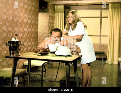 Die BRÜCKE NICHT HEBEN, SENKEN DEN FLUSS [1968] TERRY - THOMAS, ALEXANDRA DANE Stockfoto