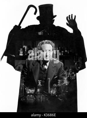 DR. JEKYLL & HERR HYDE (US 1941) SPENCER TRACY ALS DR JEKYLL wird von dem Gespenst seines bösen Alter-Ego verfolgt, MR. HYDE DR JEKYLL UND MR HYDE SPENCER TRACY als Dr. Jekyll [Front] wird vom Gespenst seines bösen Alter-Ego Hyde DR JEKYLL verfolgt UND MR HYDE (US 1941) SPENCER TRACY ALS DR JEKYLL [Front] wird vom Gespenst seines bösen Alter-Ego MR. HYDE heimgesucht Stockfoto