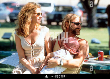 ERIN BROCKOVICH JULIA ROBERTS, AARON ECKHART COCA COLA ERIN BROCKOVICH JULIA ROBERTS, AARON ECKHART COCA COLA Datum: 2000 Stockfoto