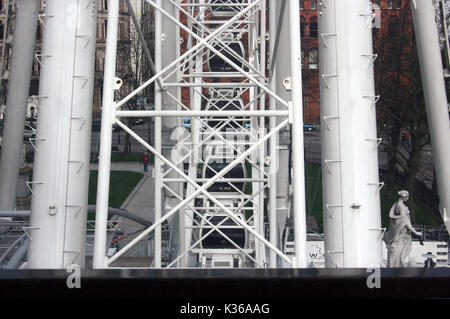 Das Klima kontrolliert Kapseln des riesigen Belfast Sehenswürdigkeiten Rad im Gelände der Belfast City Hall in Nordirland Stockfoto