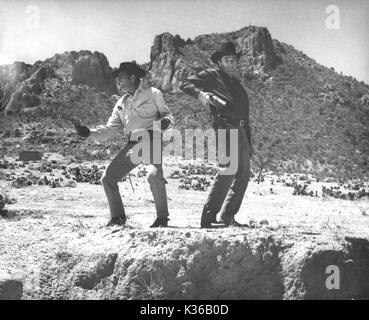 Dean Martin, Robert Mitchum 5 CARD STUD Dean Martin (links), Robert Mitchum 5 CARD STUD (US 1968) Stockfoto