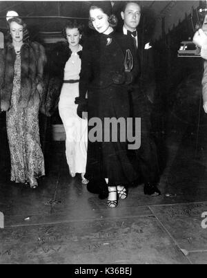 Norma Shearer auf ihre Hand und Fuß druckt in der konkreten außerhalb von Sid Grauman Chinese Theatre in Hollywood Stockfoto