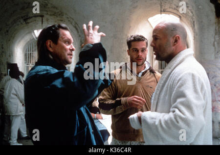 TWELVE MONKEYS DIRECTOR, TERRY GILLIAM, BRAD PITT, BRUCE WILLIS TWELVE MONKEYS DIRECTOR, TERRY GILLIAM, BRAD PITT, BRUCE WILLIS Datum: 1995 Stockfoto