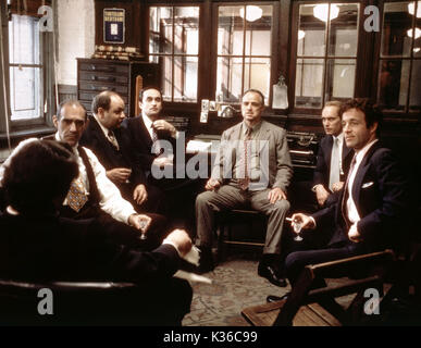 Der Pate AL LETTIERI [zurück zu Kamera] wie Sollozzo, ABE VIGODA als Tessio, Richard, Castellano, Clemenza, John CAZALE als Fredo Corleone, Marlon Brando als Vito Corleone, Robert Duvall, als Tom Hagen, James Caan als Sonny Corleone. Stockfoto