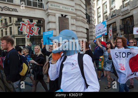 London, Großbritannien. 1. Sep 2017. Japan Dolphin Day: Ein Mann mit einem Kunststoff dolphin Maske verbindet die Rechte der Tiere Tierschützer marschieren durch London zu einer Kundgebung in der Japanischen Botschaft der jährliche Abschlachten von Tausenden von Delphinen in Taiji Cove zu protestieren. Quelle: Steve Parkins/Alamy leben Nachrichten Stockfoto