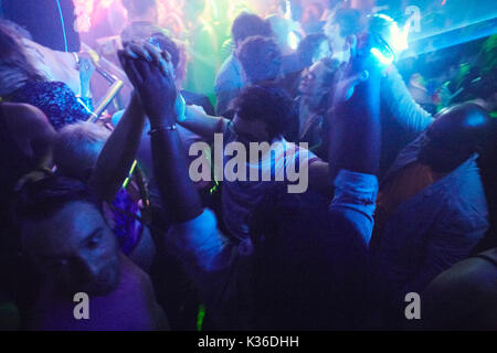 Brighton/Vereinigtes Königreich - 05. AUGUST 2017: Brighton Gay Pride Opening Party im Club Rache statt. Einem langen Veranstaltungsort feiert mit seinem Publikum Gay Pride Wochenende. Stockfoto