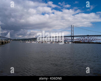 Dh Queensferry Kreuzung FORTH BRIDGE Firth von weiter Drei River Forth Bridges Queensferry Kreuzung Forth Road Bridge Rail bridg Stockfoto