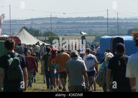 Dorset, Großbritannien. 31 Aug, 2017. 2017 Festivalbesucher am Ende der Straße Festival. Foto Datum: Freitag, 1. September 2017. Credit: Roger Garfield/Alamy leben Nachrichten Stockfoto