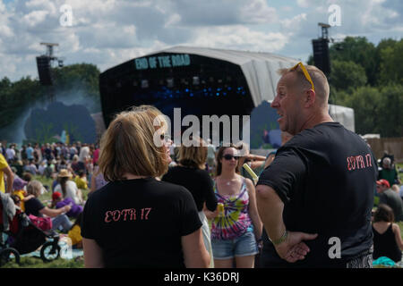 Dorset, Großbritannien. 31 Aug, 2017. 2017 Festivalbesucher am Ende der Straße Festival. Foto Datum: Freitag, 1. September 2017. Credit: Roger Garfield/Alamy leben Nachrichten Stockfoto