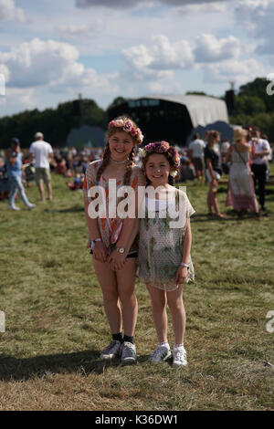 Dorset, Großbritannien. 31 Aug, 2017. 2017 Festivalbesucher am Ende der Straße Festival. Foto Datum: Freitag, 1. September 2017. Credit: Roger Garfield/Alamy leben Nachrichten Stockfoto