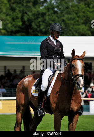 Stamford, Großbritannien. 01 Sep, 2017. 1. September 2017. Andrew Nicholson (NZL) Reiten Dressur Nereo während der Phase der Land Rover Burghley Horse Trials 2017, Stamford, Vereinigtes Königreich. Credit: Jonathan Clarke/Alamy leben Nachrichten Stockfoto