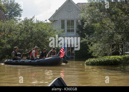 Houston, USA. 31 Aug, 2017. Us-Marines, Texas National Guards und Texas State Police Suche durch eine Wohnung mit einem Zodiac Schlauchboot für die gestrandeten Bewohner in die Folgen des Hurrikans Harvey August 31, 2017 in Houston, Texas. Credit: Planetpix/Alamy leben Nachrichten Stockfoto